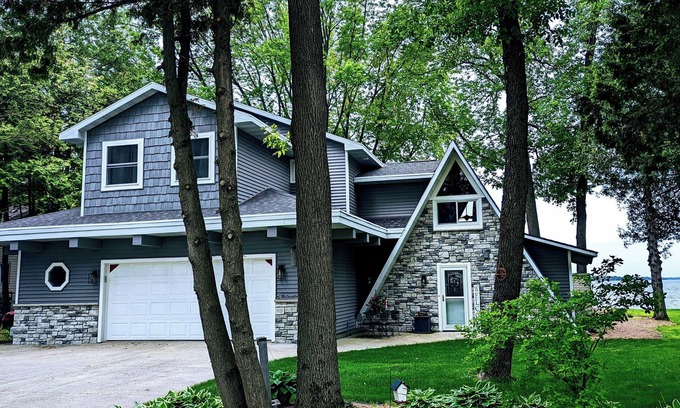 Krakow House | Lake house on beautiful Shawano Lake for NFL draft