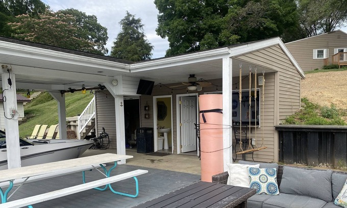Effingham Cottage | Lake house on Lake Sara with boat dock!