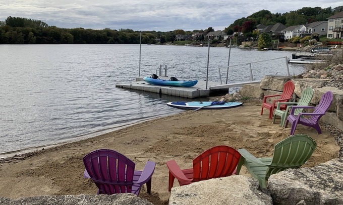 Rochester House | Lake House: stunning furnished waterfront 4B/3.5B near Mayo & downtown Rochester