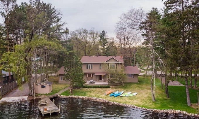 Waupaca House | -Lake House Vacation Sleeps 12, Private Dock