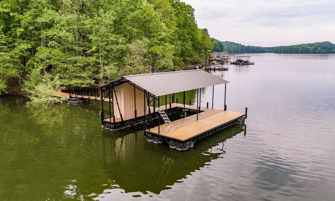 Gainesville House | Lake Lanier, right on water with private Boat Dock !