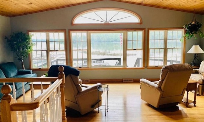 Three Rivers House | Lake life at its best!