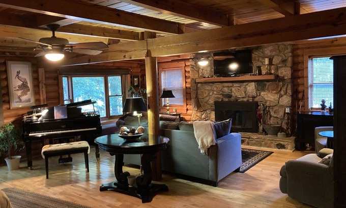Chapin House | Lake living in a relaxed family and pet-friendly home