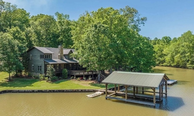 Dadeville House | Lake Martin, ALn43 min to Auburn University & Jordan-Hare Stadium