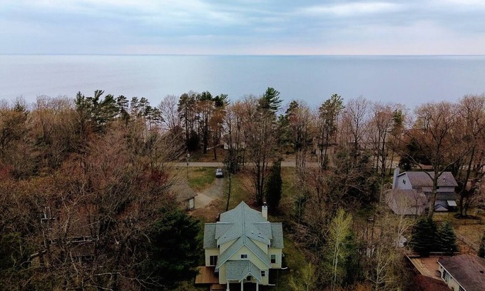 Mears House | Lake Michigan House with private beach access - Oberon Cottage