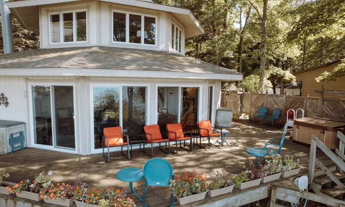 Mears House | Lake Michigan Views for Miles and Hot Tub Open in all Seasons!