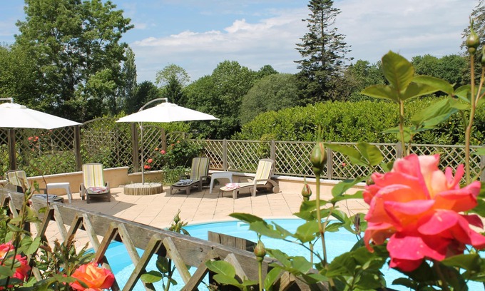 Mouilleron-Saint-Germain Apartment | Lake Noble: the holiday cottage with pond, pool and spa in the heart of nature