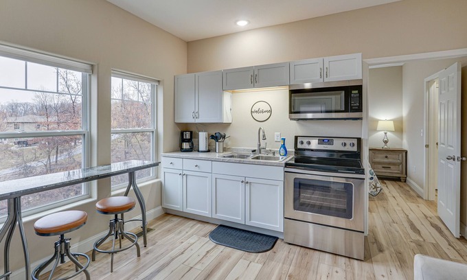 Lake Ozark Apartment | Lake Ozark Apartment w/Balcony < 1 Mi to Water!