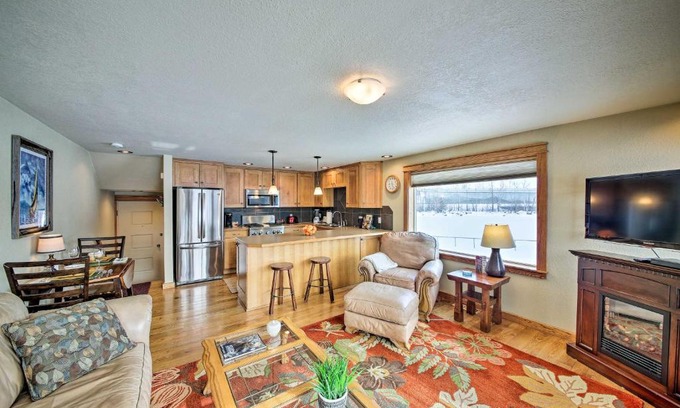 Sandpoint Apartment | Lake Pend Oreille Condo with Porch and Mountain View!
