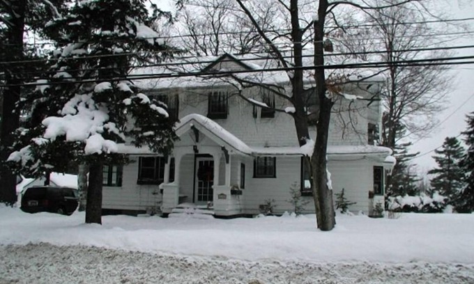 Hillcrest House | Lake Placid Hillcrest Haven - Sleeps 14 - 1 block to Main Street