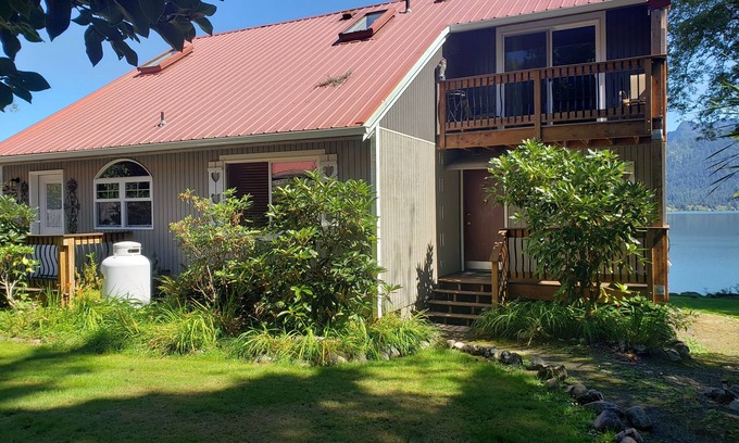 Amanda Park House | Lake Quinault Vacation Home/Breathtaking View! Located in Olympic National Park