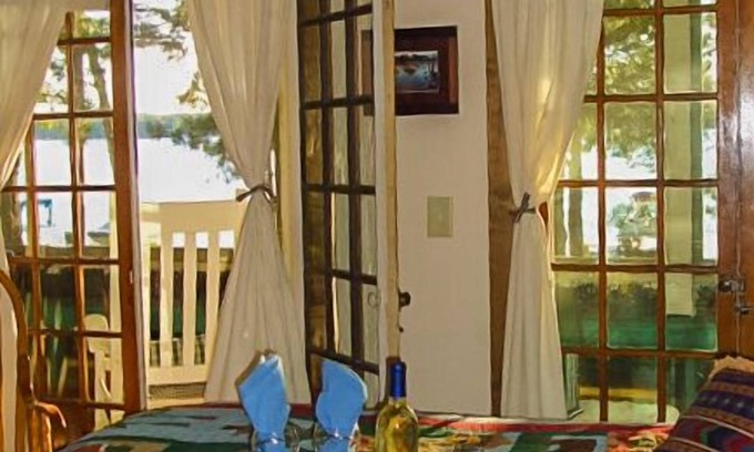 Lake Ripley House | Lake Ripley Lodge w Lake Front Rooms, Grand Porch, Kayaks & Paddleboard