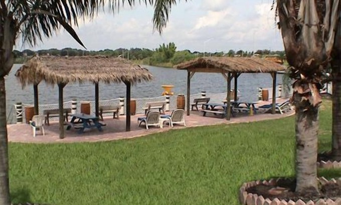 Cypress Gardens Hotel | Lake Roy Beach Inn