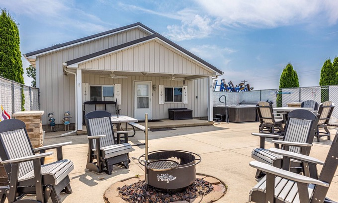 Shelbyville Cottage | Lake Shelbyville Country Cottage w/Hot Tub - 5 minutes from Lake