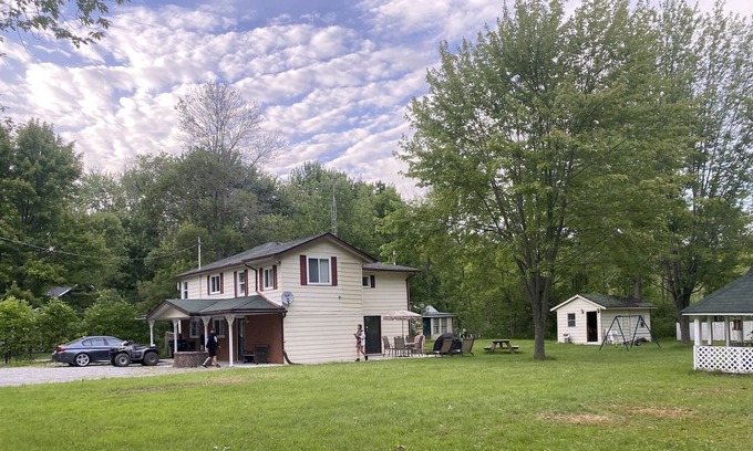 Brechin Cottage | Lake Simcoe 5 bedroom 4 season cottage with lake view
