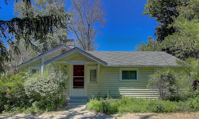 Georgina Cottage | Lake simcoe Retreat!!! Waterfront cottage with deck (Shelter)