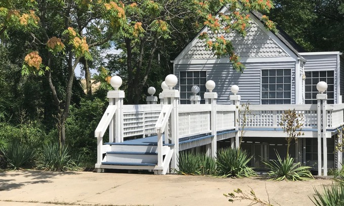 Miller Beach Cottage | Lake Street Beach Home-A short reach to the beach!
