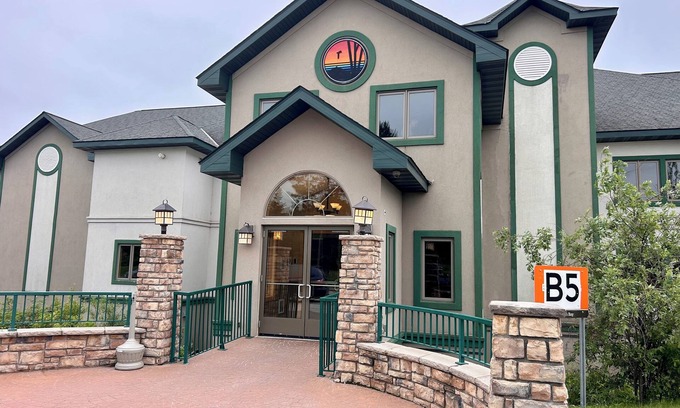 Two Harbors Condo | Lake Superior Two Queen Bed Studio~Pool/Hot tub-Burlington Bay