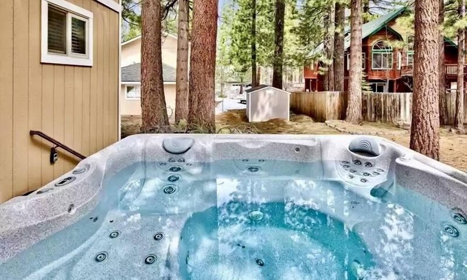 Montgomery Estates Cabin | Lake Tahoe Cabin with Hot tub Mv350