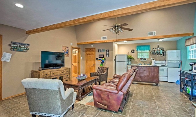 Pottsboro Cabin | Lake Texoma Cabin - 1 Mi to Park & Boat Ramp!