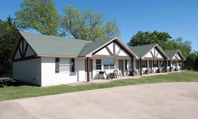Mead Apartment | Lake Texoma Six-Plex Main Room