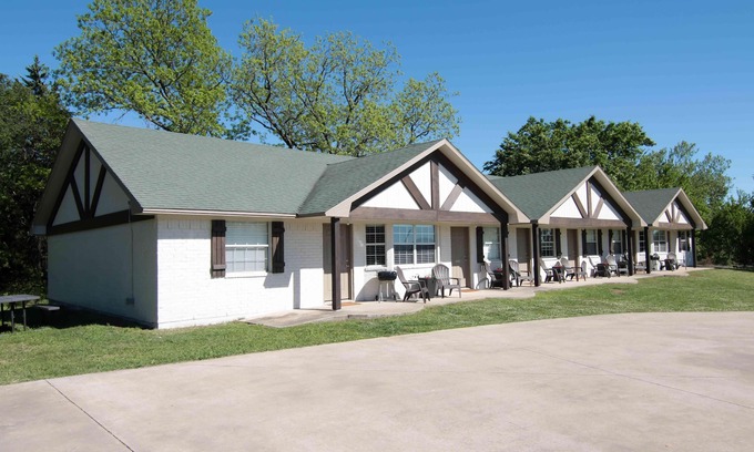 Mead Apartment | Lake Texoma Six-Plex Room - 2 Queens