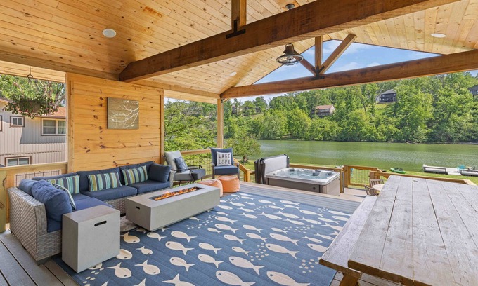 Bella Vista House | LAKE, TRAILS, & BEACH: Steps away from your doorstep! Hot Tub now open!