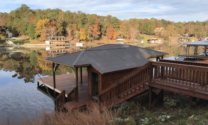 Northport House | Lake Tuscaloosa Home with an amazing dock!