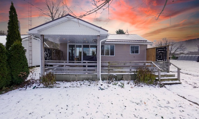 Hamilton Township House | Lake view 3-bedroom cottage- Hot tub & Pool table