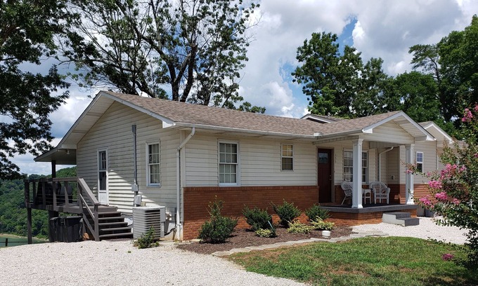 Somerset House | Lake View/3 Bedroom Townhome Sleeps 6-8/Close To Lee's Ford Marina