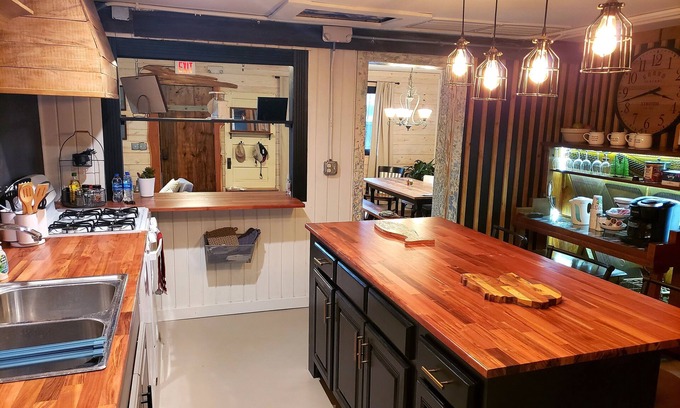 Guntersville Cottage | Lake view, close to shopping, hiking, restaurants.