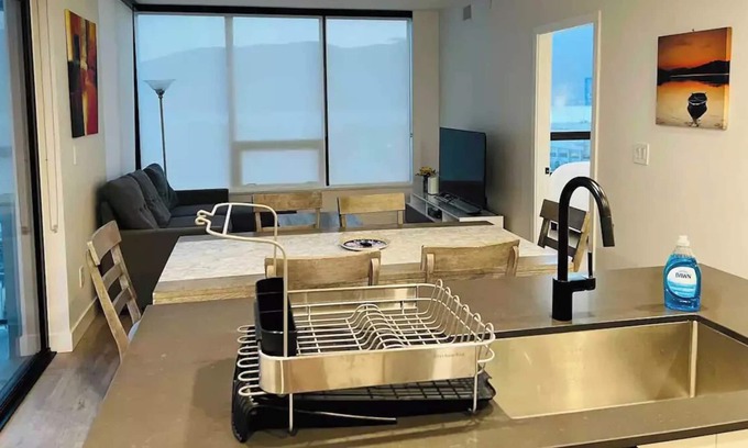 Downtown Kelowna Apartment | Lake View Condo 2 in Kelowna