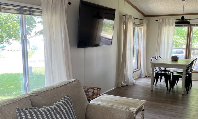 Elysian House | Lake View Cottage in Elysian with Lake Francis Views - 20% Weekly Discount