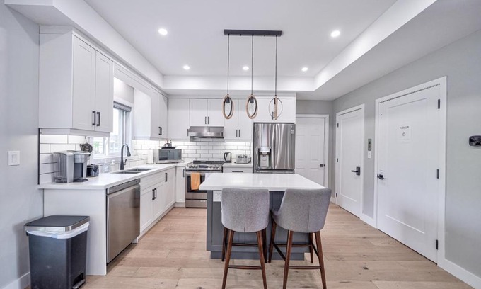 Fort Erie House | Lake view cottage with three ensuites and elevator