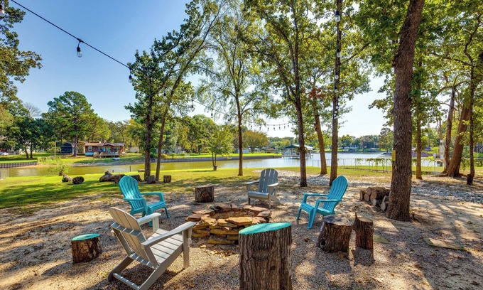 Enchanted Oaks House | Lake View & Decks: Waterfront Cedar Creek Retreat!