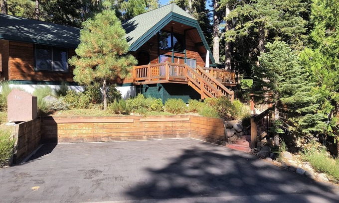 Lake Forest House | Lake View in Dollar Point. Dogs OK. 4 Bedroom plus Loft. 5 min to Beach. 600mbs.