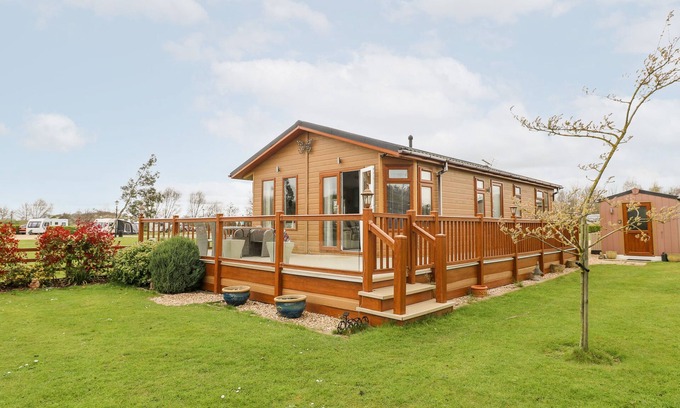 Grantham Cottage | LAKE VIEW LODGE, family friendly, with a garden in Barkston