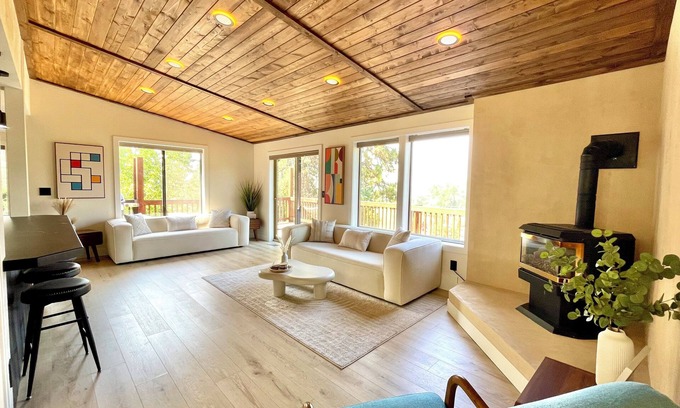 Altamont House | 🌲Lake View Nature House with Theatre, Game Room, and Gym🌲