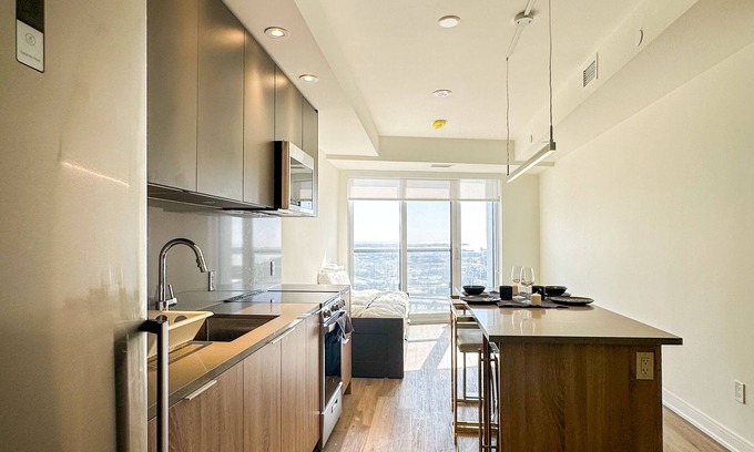 West Don Lands Apartment | Lake View New Elegant & Spacious Condo at Distillery District, Gym, Pool, Cowork