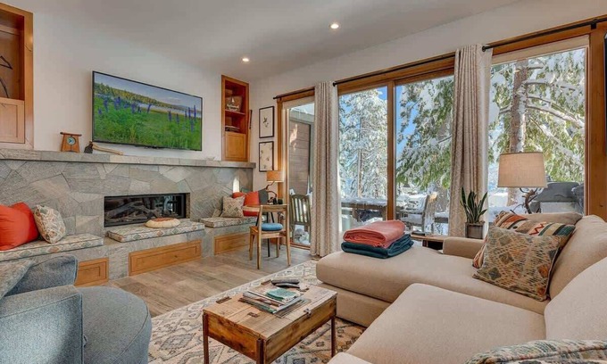 Tahoe Tavern House | Lake View|Pool|Pier|Bouys|Pickleball|Walk to town