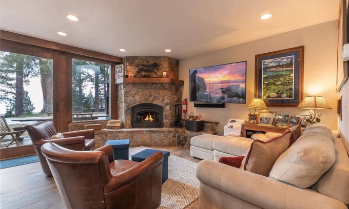 Tahoe Tavern House | Lake View|Pool|Pier|Bouys|Pickleball|Walk to town
