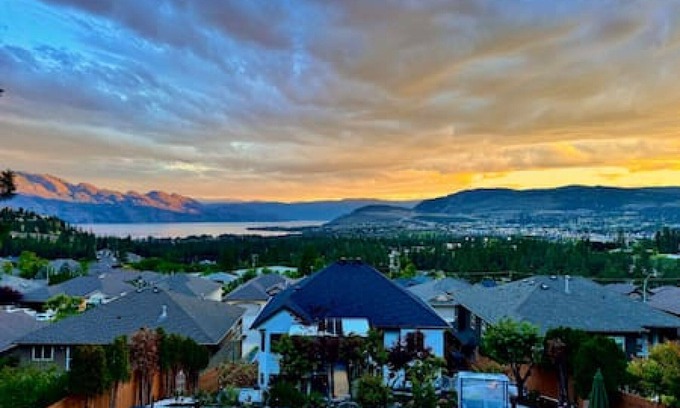 Central Okanagan Bed & Breakfast | Lake View Poolside Private Suite