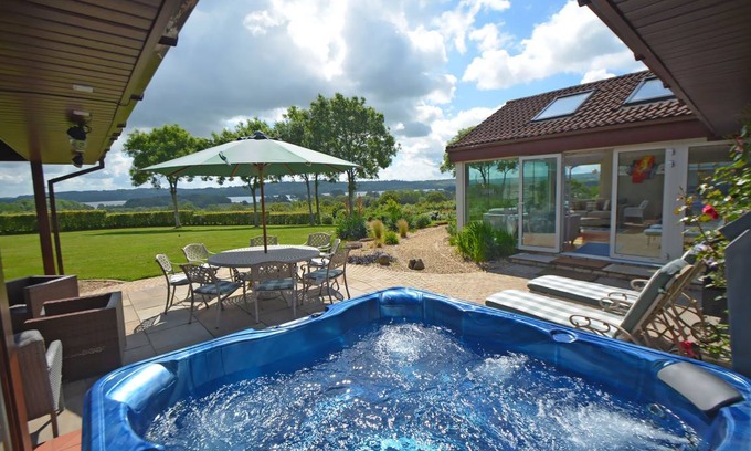 Compton Martin Cottage | Lake View Retreat