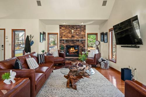Albrightsville House | Lake View Retreat AvantStay Entertainers Home Yard Deck Game Room