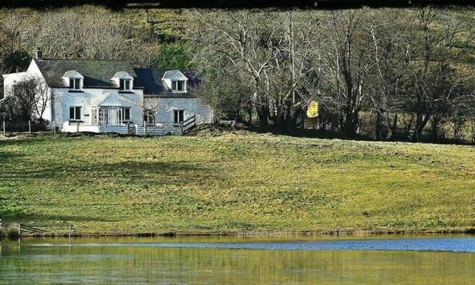 Glandyfi Apartment | Lake view Romantic retreat