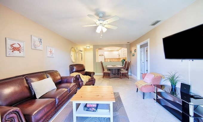 Gulf Gate Estates Condo | Lake view spacious 2bdr CONDO 7 min by the BEACH