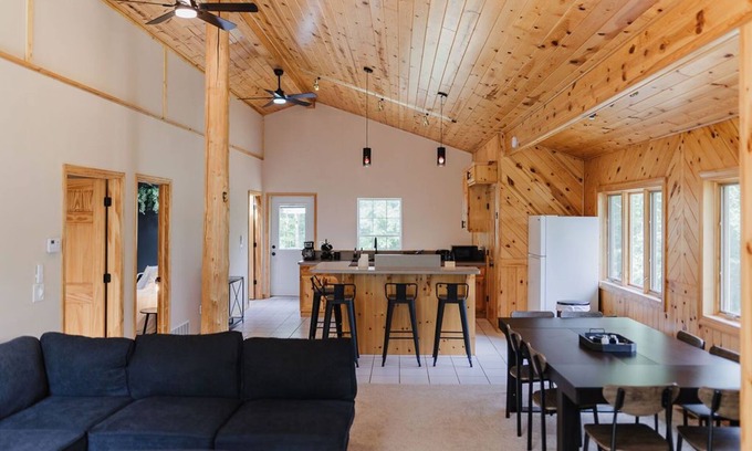 Crosby House | Lake View, Speakeasy, Sauna, Arcade, Ping Pong, Kayaks, Disc Golf, Poker, B-Ball