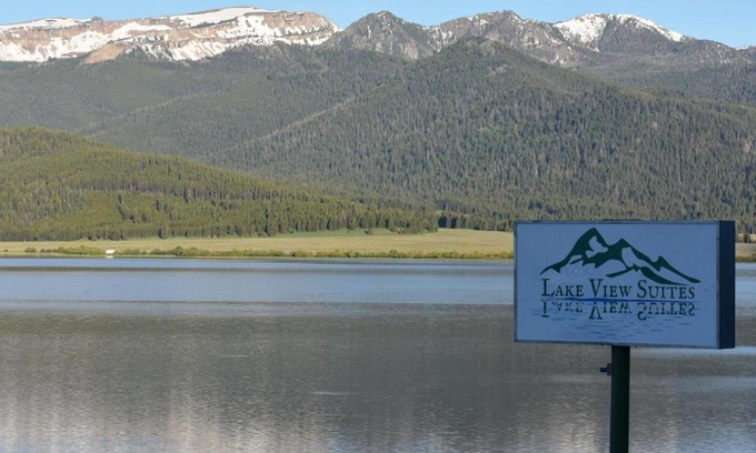 West Yellowstone Hotel | Lake View Suites