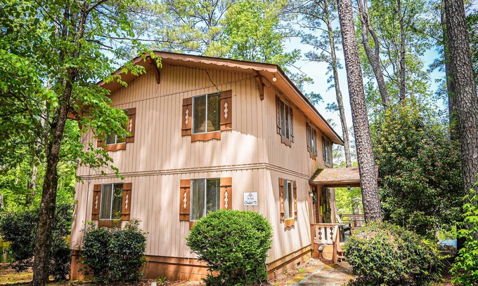 Pine Mountain Ski Chalet | Lake View Vacation perfect place to unwind & only 1 mile from Callaway Gardens!