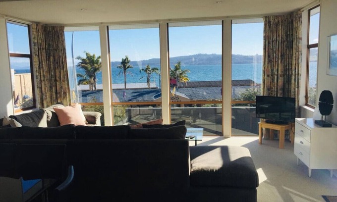 Waipahihi House | Lake Views Bach with Wi-Fi & outdoor thermal pool